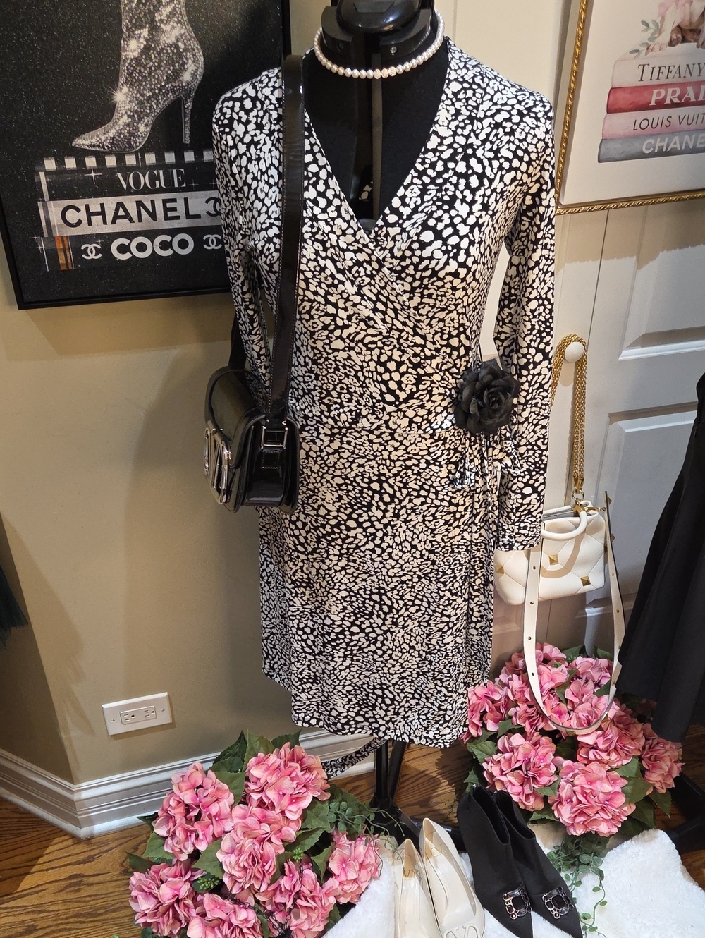 Nwot Medium Banana Republic Black and White Printed Wrap Midi Dress No Flowers